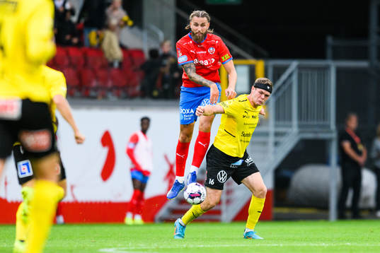 Helsingborgs Ali Suljic och Mjällbys Jacob Bergström