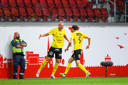 Mjällbys Herman Johansson och Jetmir Haliti jublar