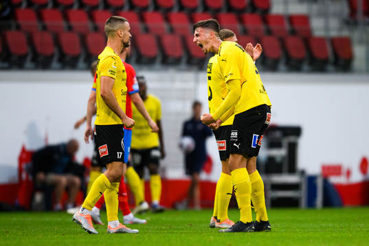 Mjällbys Carlos Moros Gracia och Noah Eile jublar