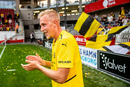 Mjällbys Herman Johansson jublar med publiken
