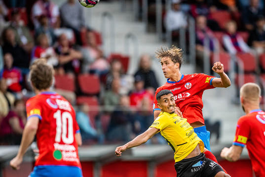 Helsingborgs Thomas Rogne och Mjällbys Amir Al-Ammari