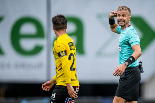 Mjällbys Jesper Gustavsson i samtal med domare Glenn Nyberg
