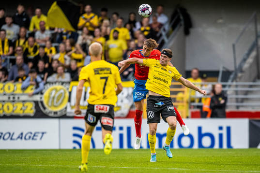 Helsingborgs Thomas Rogne och Mjällbys Jacob Bergström