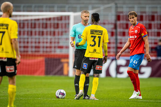 Domare Glenn Nyberg i samtal med Mjällbys Chibuike Silas