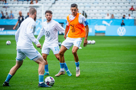 Malmö FFs Moustafa Zeidan och Dennis Hadzikadunic värmer