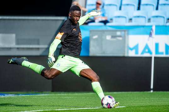 Malmö FFs målvakt Ismael Diawara värmer upp innan