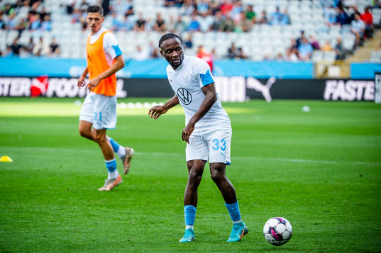 Malmö FFs Mohamed Buya Turay värmer upp innan
