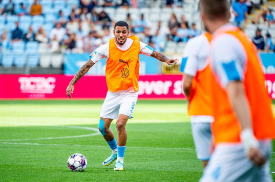 Malmö FFs Sergio Pena värmer upp innan fotbollsmatchen i