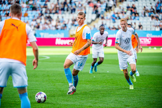 Malmö FFs Felix Beijmo och Hugo Larsson värmer upp innan
