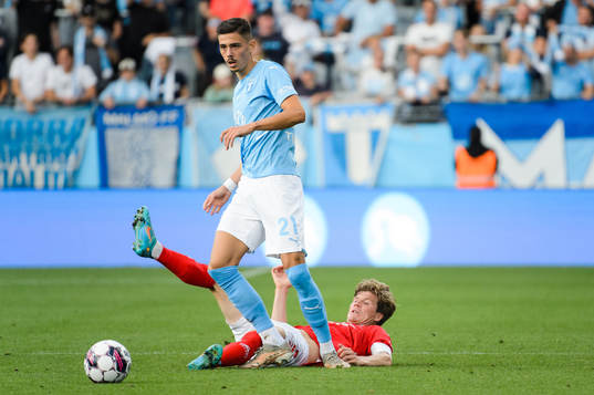 Malmö FFs Dennis Hadzikadunic och Kalmars Oliver Berg