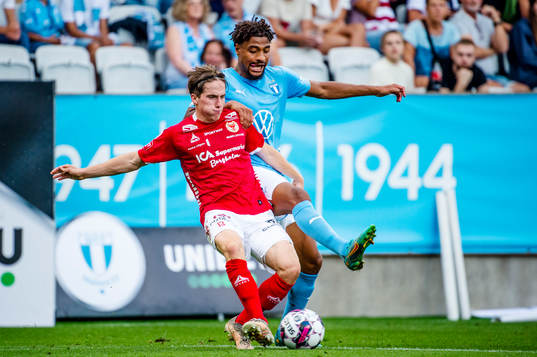 Kalmars Johan Karlsson mot Malmö FFs Joseph Ceesay