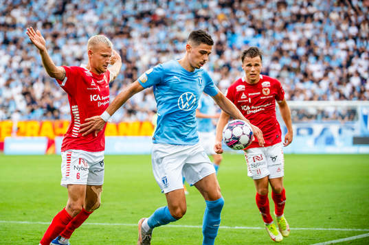 Malmö FFs Dennis Hadzikadunic mot Kalmars Rasmus Sjöstedt
