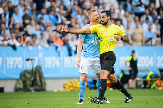 Malmö FFs Anders Christiansen reagerar mot domare Mohammed
