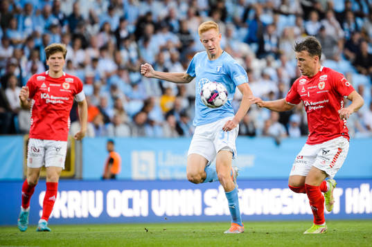 Malmö FFs Hugo Larsson och Kalmars Simon Skrabb