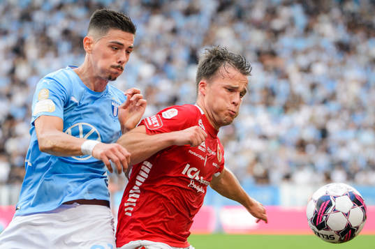 Malmö FFs Dennis Hadzikadunic och Kalmars Simon Skrabb