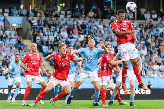 Malmö FFs Niklas Moisander och Kalmars Romario Pereira
