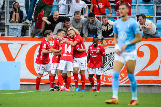 Kalmars Noah Shamoun jublar med lagkamrater