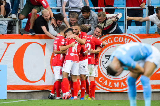 Kalmars Noah Shamoun jublar med lagkamrater