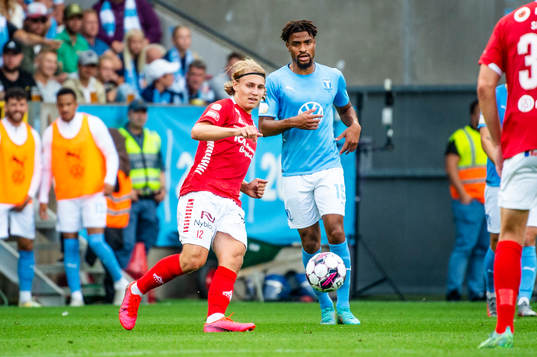 Kalmars Sebastian Nanasi mot Malmö FFs Joseph Ceesay