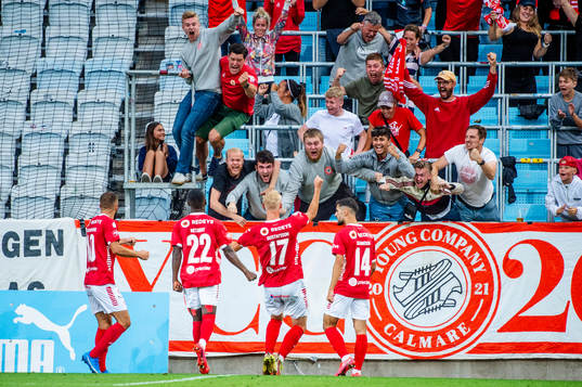 Kalmars spelare jublar med supportrarna