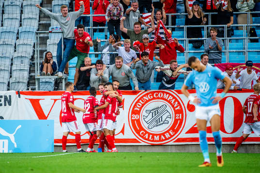 Kalmars spelare jublar med supportrarna