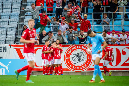 Kalmars spelare jublar med supportrarna