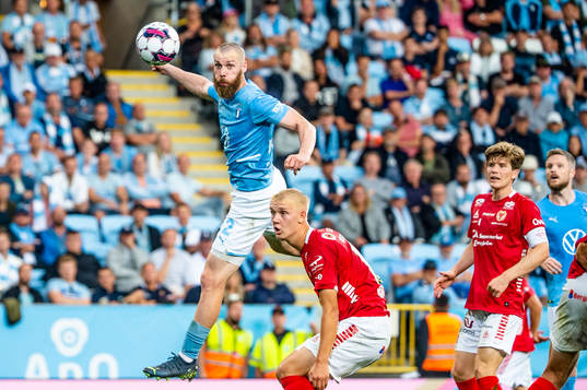 Malmö FFs Jo Inge Berget mot Kalmars Carl Gustafsson
