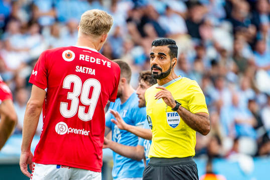 Kalmars Lars Sætra och domare Mohammed Al-Hakim