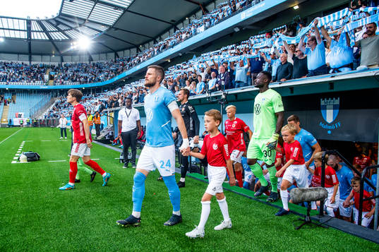 Malmö FFs Lasse Nielsen och målvakt Ismael Diawara kommer