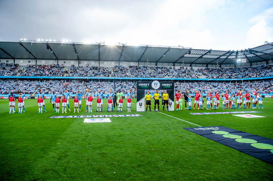 Lagen ställer upp innan fotbollsmatchen i Allsvenskan