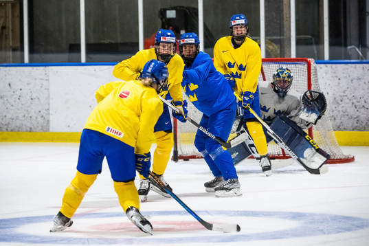 Josefin Bouveng and Anna Kjellbin of Sweden at a practice