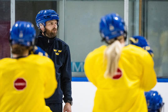 Ulf Lundberg, head coach of Sweden at a practice session