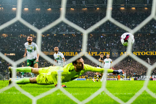 s Nicolas Stefanelli gör 2-1 förbi Hammarbys målvakt