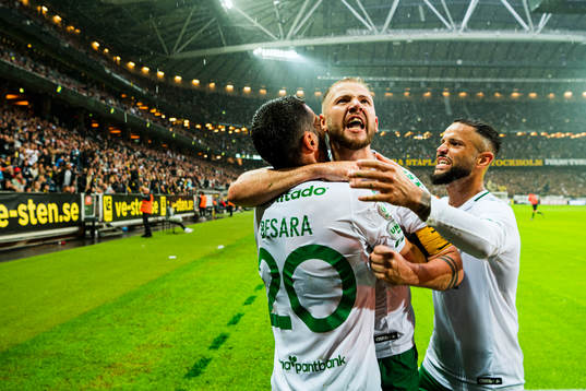 Hammarbys Nahir Besara jublar med lagkamrater