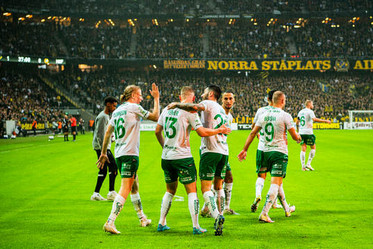 Hammarbys Nahir Besara jublar med lagkamrater