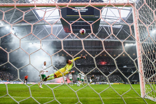 Hammarbys målvakt Davor Blazevic släpper in 1-0 av AIKs