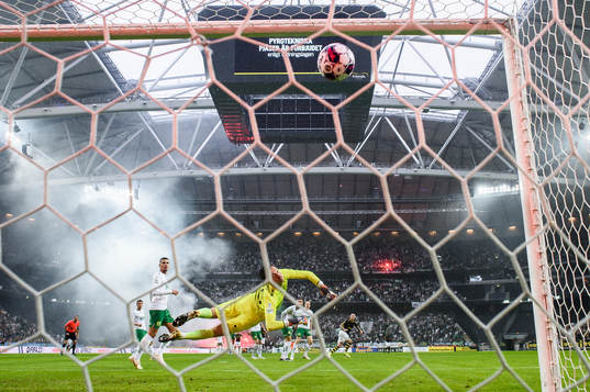 Hammarbys målvakt Davor Blazevic släpper in 1-0 av AIKs