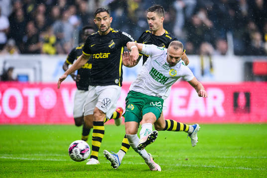 Hammarbys Veton Berisha gör 2-2, i bakgrunden AIKs