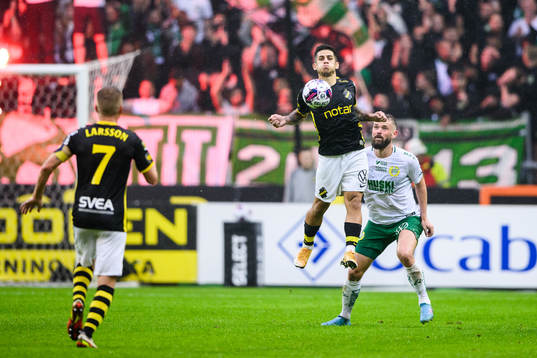 AIKs Nicolas Stefanelli och Hammarbys Mads Fenger Nielsen