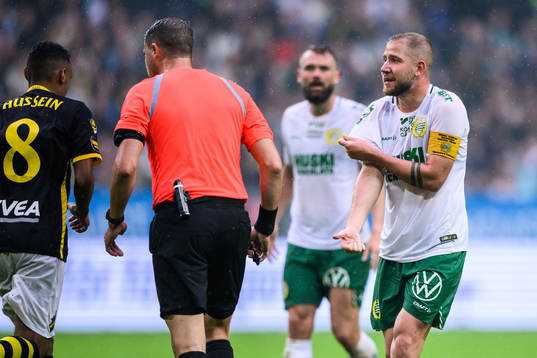 Hammarbys Darijan Bojanic reagerar mot domare Andreas Ekberg