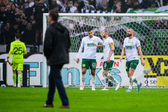 Hammarbys Simon Sandberg deppar med lagkamrater
