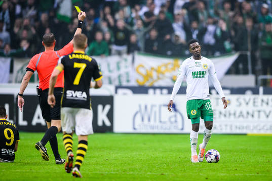 Hammarbys Shaquille Pinas får gult kort