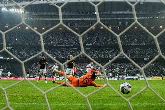 AIKs målvakt Kristoffer Nordfeldt släpper in 2-2 av