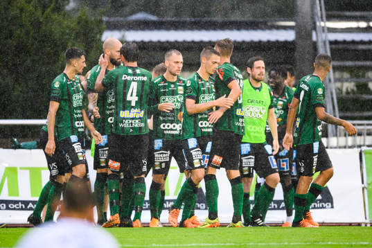 Varbergs Robin Simovic jublar med lagkamrater