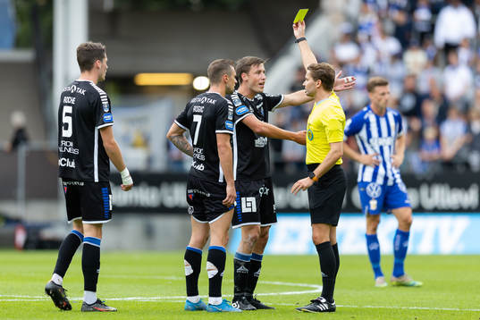 Domare Joakim Östling ger Sirius Filip Olsson en varning