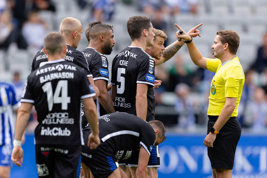 Sirius spelare reagerar på Domare Joakim Östling
