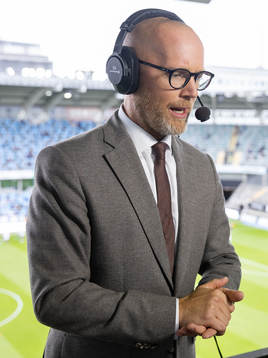 C Mores kommentator Petter Barrling innan fotbollsmatchen i