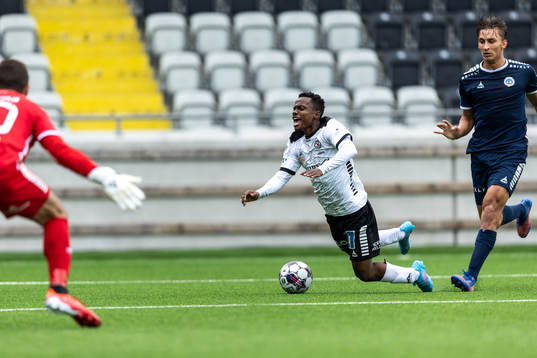 Örebros Alfred Olatomi Olaniyan får en straff