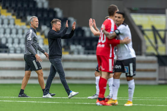 Örebros tränare Christian Järdler jublar