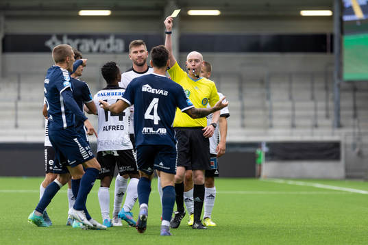Örebros Axel Oskar Andrésson och domare Per Melin
